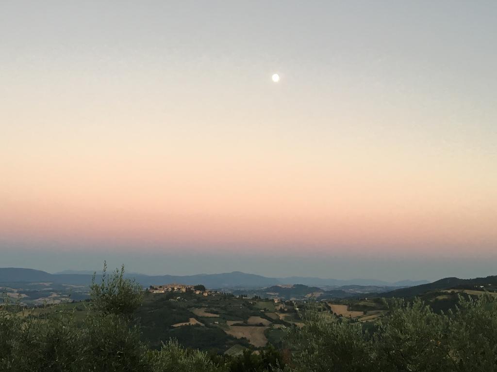 La Luna Di Mezzanotte Fratta Todina Luaran gambar